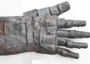 Swiss archaeologists unearth 14th-century gauntlet in Kyburg Castle