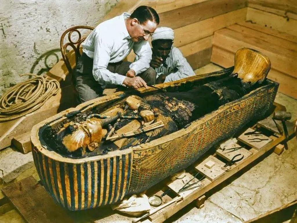 Archaeologist That Unearthed Tutankhamuns Tomb Stole Artifacts From It