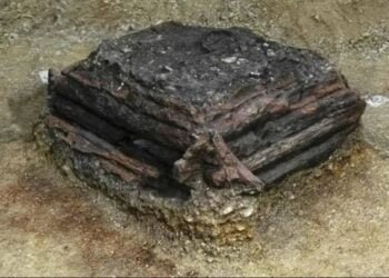 A well-preserved wishing well with ritual gifts discovered in Bavaria, Germany