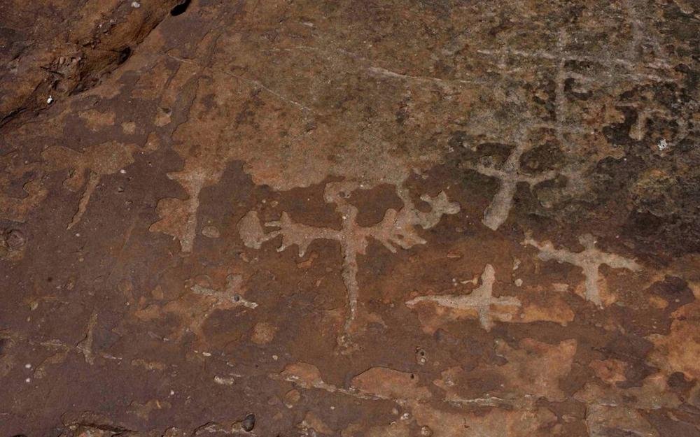 Archaeologists uncover hundreds of prehistoric engravings in the Prades Mountains