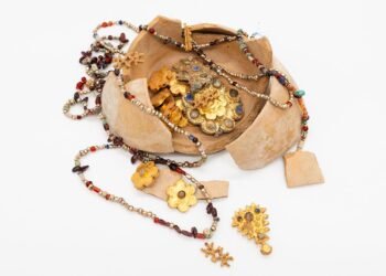 100 Abbasid-era gold jewelry pieces found at ancient Dariyah site in Saudi Arabia