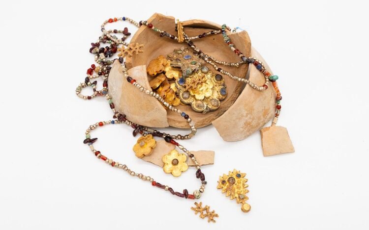 100 Abbasid-era gold jewelry pieces found at ancient Dariyah site in Saudi Arabia