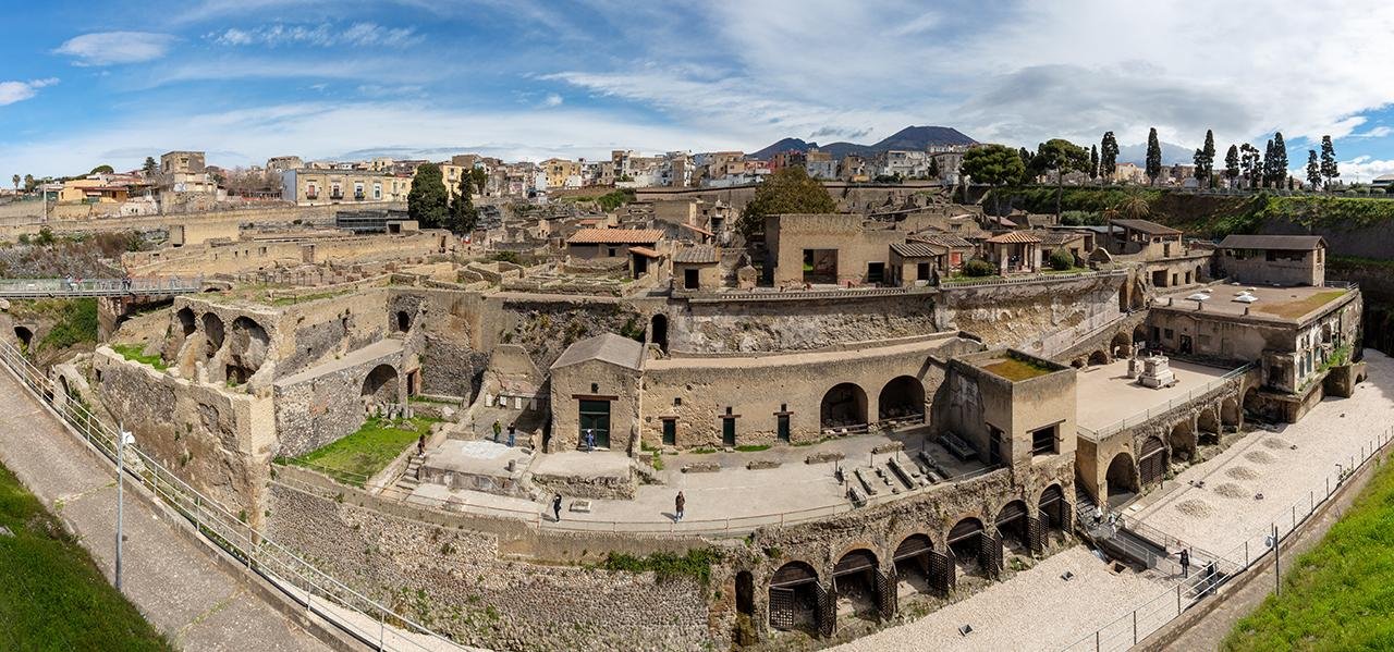 https://archaeologymag.com/wp-content/uploads/beach-at-herculaneum-1.jpg