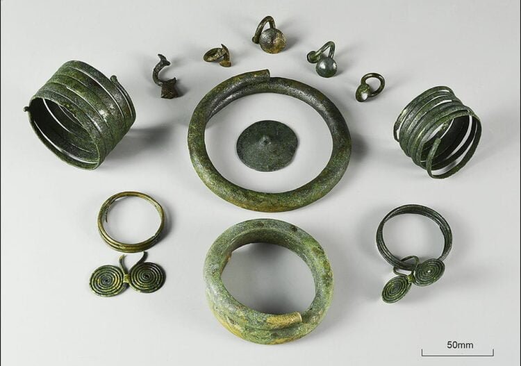 Bronze Age burials and artifacts uncovered at Papowo Biskupie, Poland