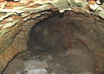 Archaeologists excavate centuries-old “Freemason” tunnel beneath Poland’s Wilanów Palace