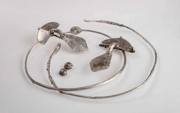 Archaeologists unearth Goth cemetery filled with ornate jewellery in Poland