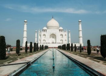 15 Wonderful Historic Monuments in the World - taj mahal