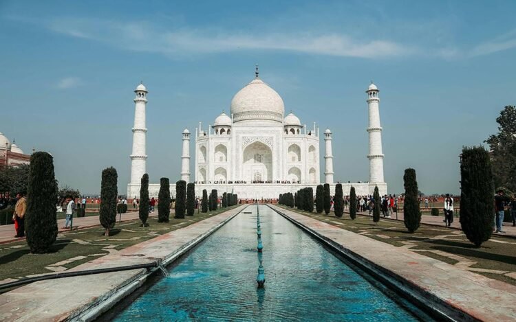 15 Wonderful Historic Monuments in the World - taj mahal