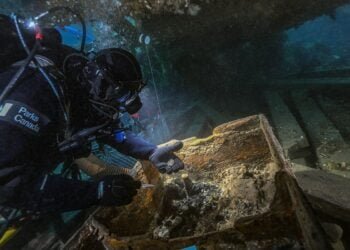 Underwater archaeologists recover HMS Erebus sailors’ belongings