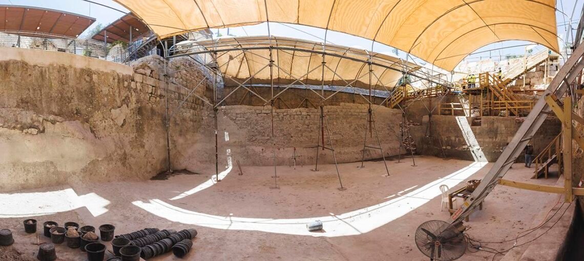 A enorme parede da barragem descoberta nas escavações da Autoridade de Antiguidades de Israel na Piscina de Siloé, na Cidade de Davi. Crédito: Eliyahu Yanai, Cidade de Davi