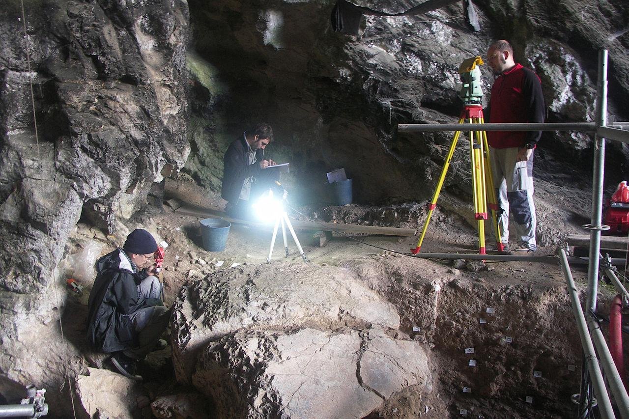 Ancient DNA from El Mirón Cave reveals a 46,000-year lineage of the Red Lady