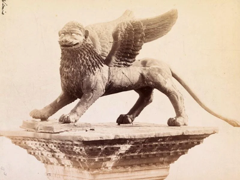 メディチライオンの像 ヴァッカ と ファンチェッリ (2 lions) The Lion of St. Mark's Square in Venice is Chinese: Isotopic