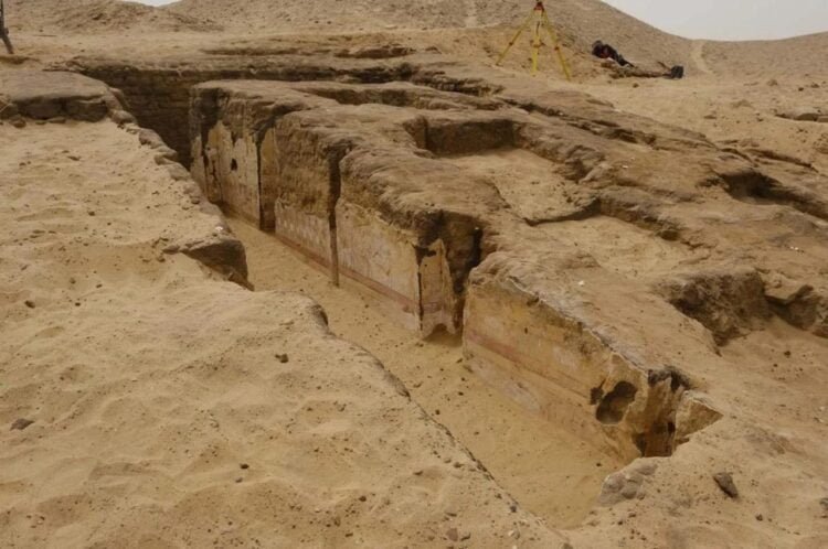 Archaeologists uncover 4,300-year-old mastaba tomb in Egypt's Dahshur ...