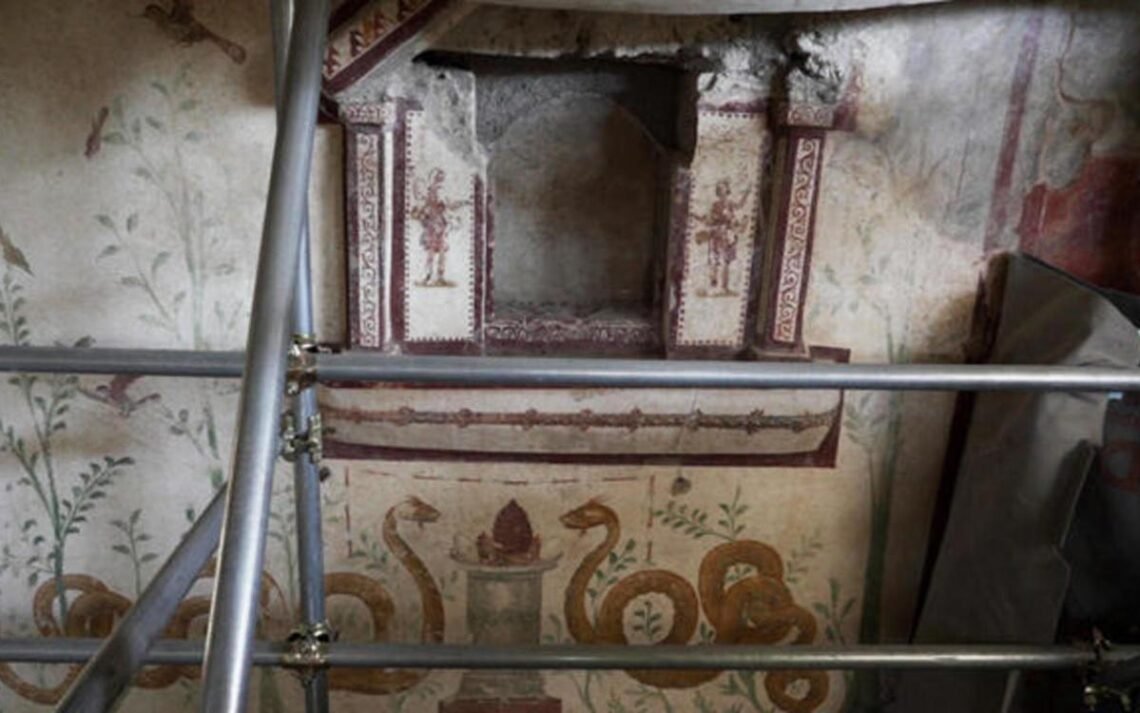 Stunning Roman Frescoes Of Mythological Characters Uncovered In Pompeii ...