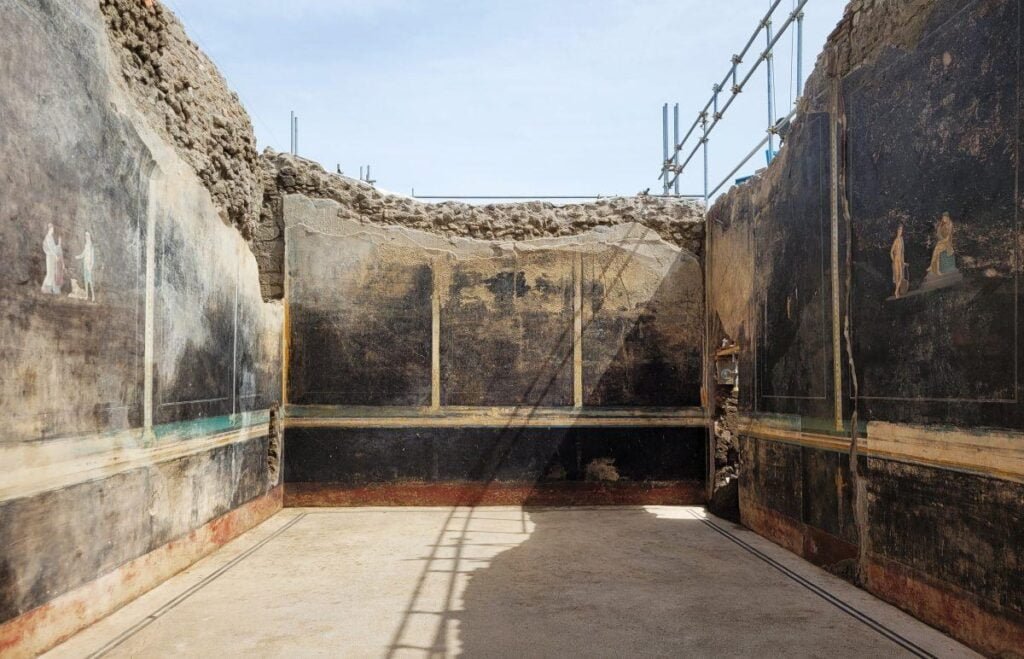 Stunning Roman frescoes of mythological characters uncovered in Pompeii ...