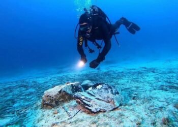 Divers recover chiseled obsidian from Neolithic shipwreck near Italy