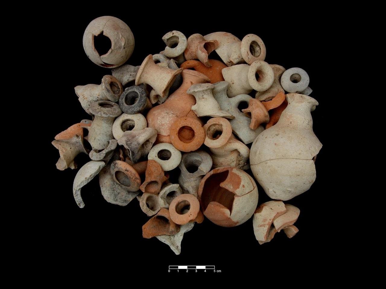 Phoenician oil bottles reveal the role of scent in idenтιтy and cultural exchange across the Mediterranean