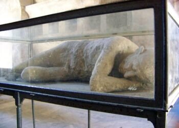 Why were Pompeii’s victims wearing thick wool in August? new study rekindles debate over Vesuvius’ eruption date