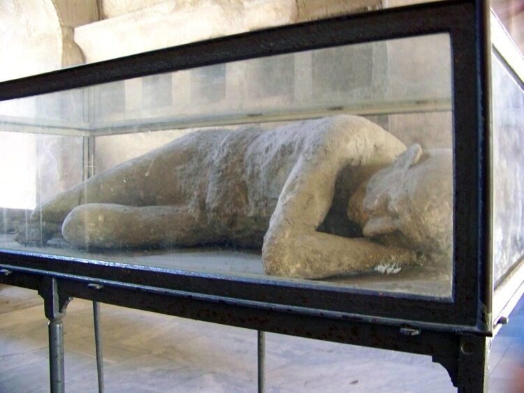 Why were Pompeii’s victims wearing thick wool in August? new study rekindles debate over Vesuvius’ eruption date