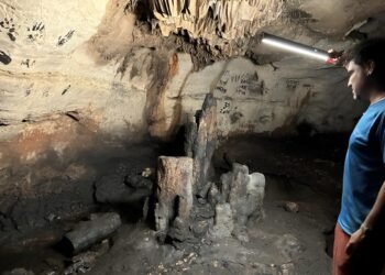 Over 100 prehistoric structures uncovered in Cova Dones cave, Spain