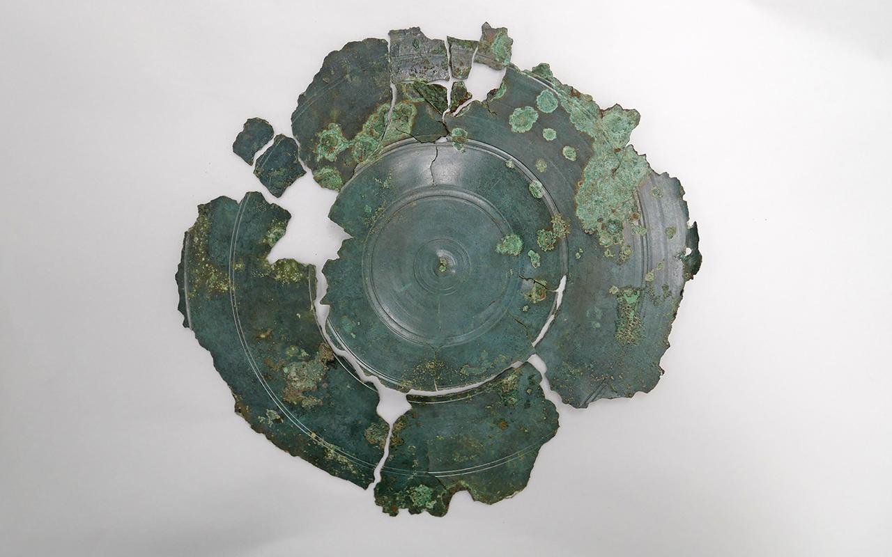 Roman cavalry swords lead to discovery of Iron Age settlement and possible Roman villa in Gloucestershire
