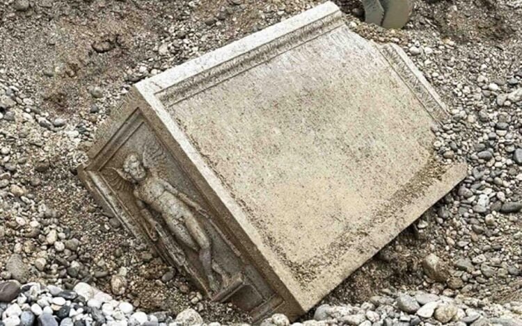 Roman funerary altar recovered from in Torre river