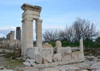 Lavish Roman villa with rare fish pond and frescoes unearthed in ancient Tripolis, Turkey